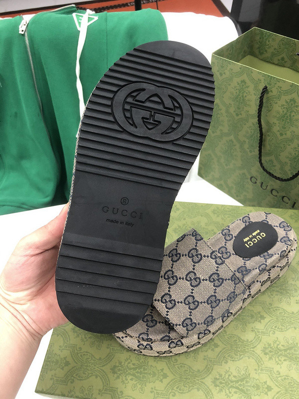 GUC LEATHER SLIDE