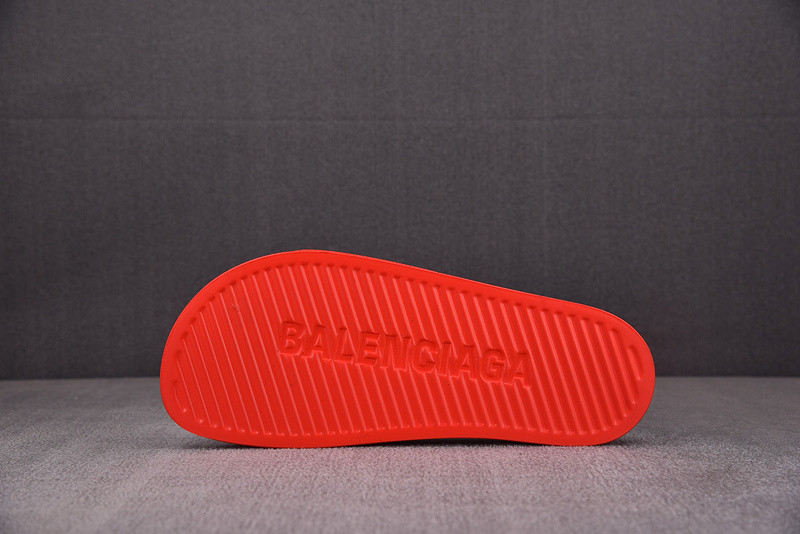 Ba*len*cia*ga red slides