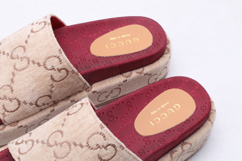 GUC LEATHER SLIDE