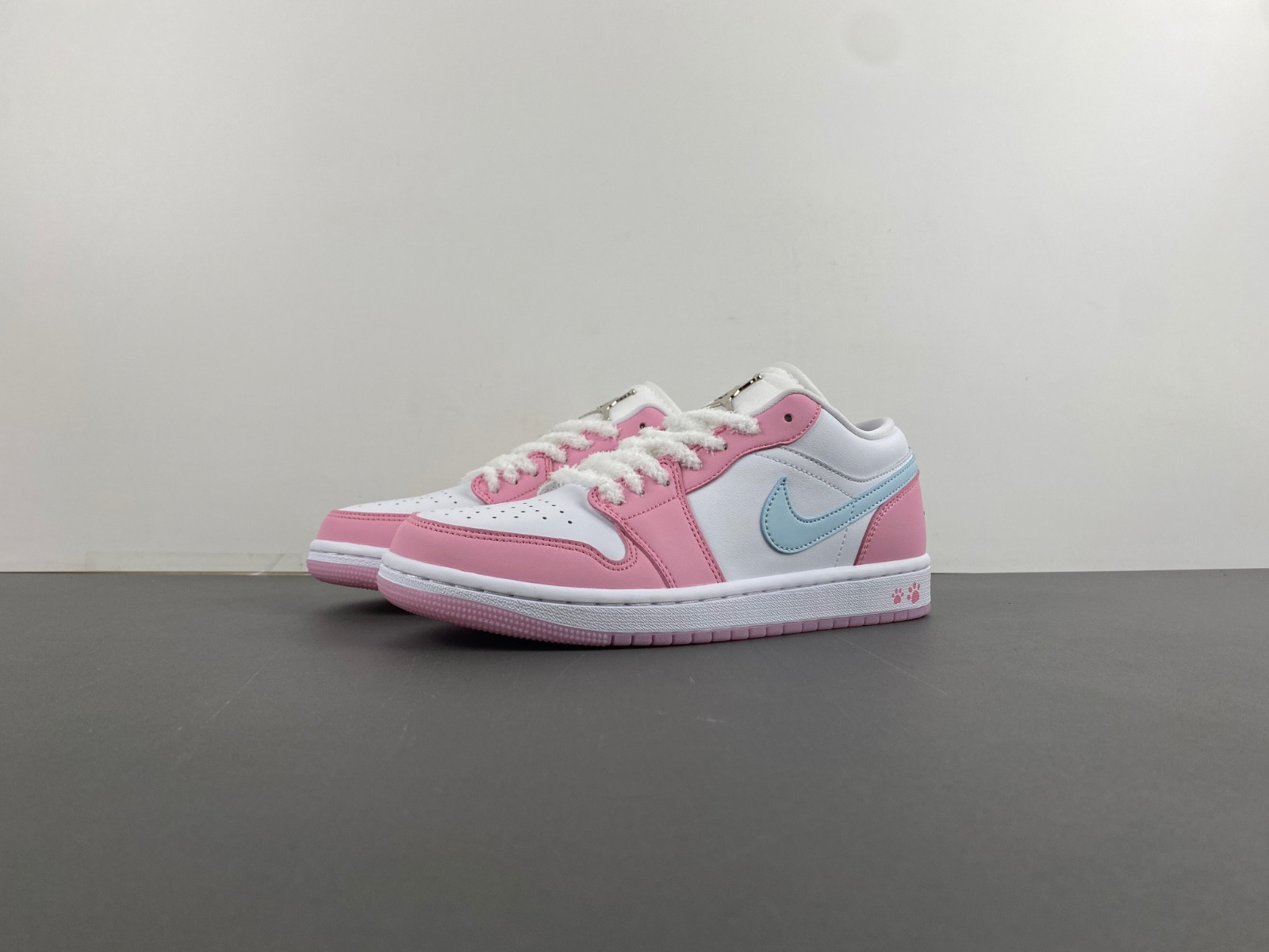 Air Jordan 1 Low "Paw Print" HM3706-141
