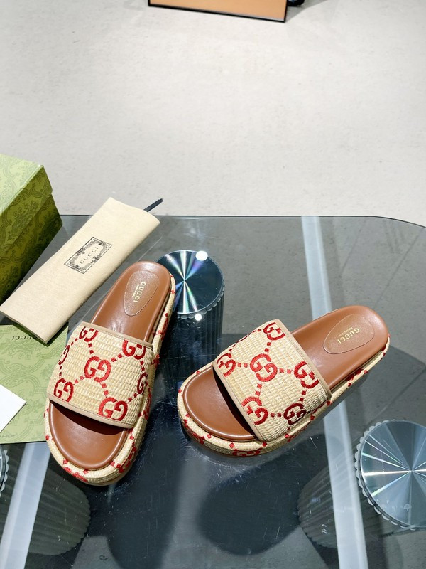 GUC LEATHER SLIDE