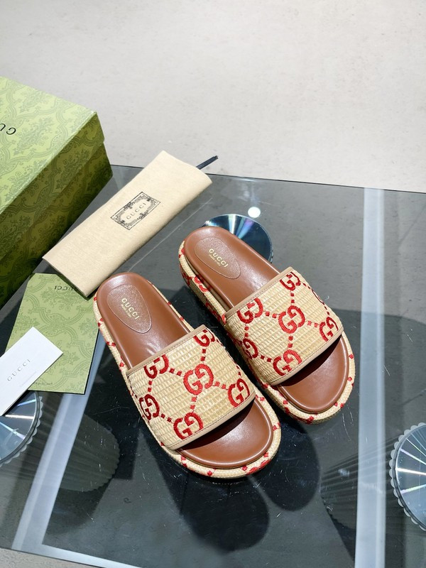 GUC LEATHER SLIDE
