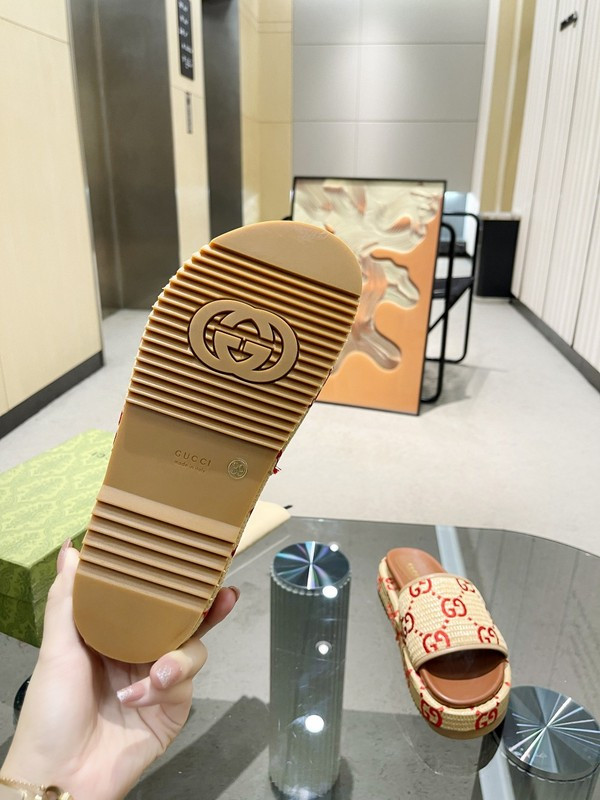 GUC LEATHER SLIDE