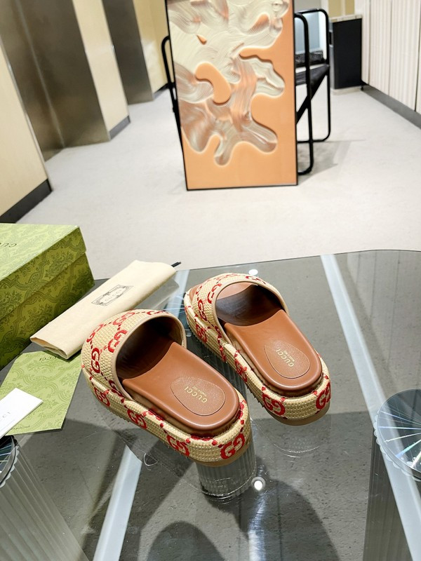 GUC LEATHER SLIDE