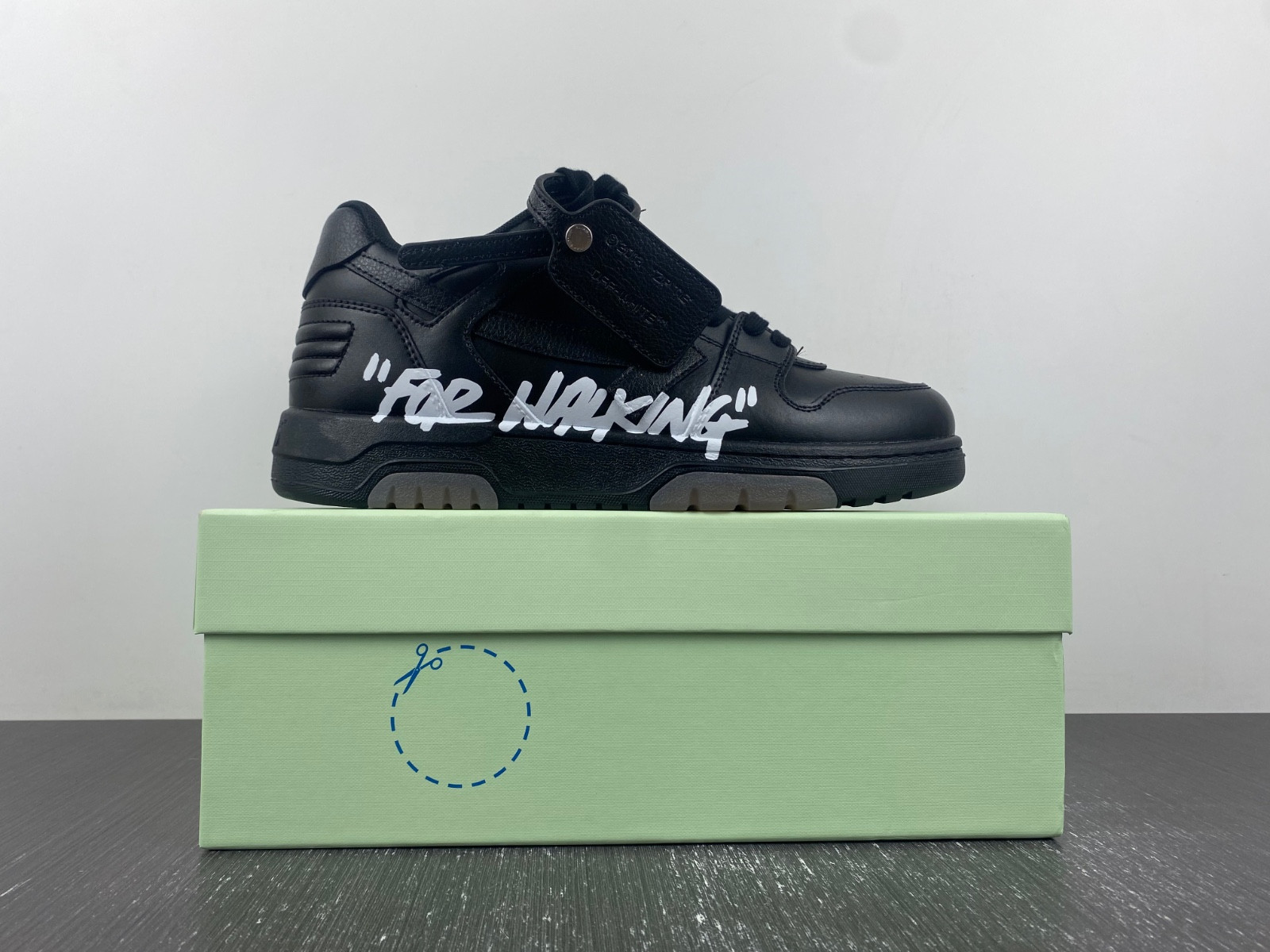 Off-White c/o Virgil Abloh