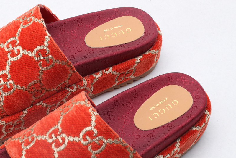 GUC LEATHER SLIDE