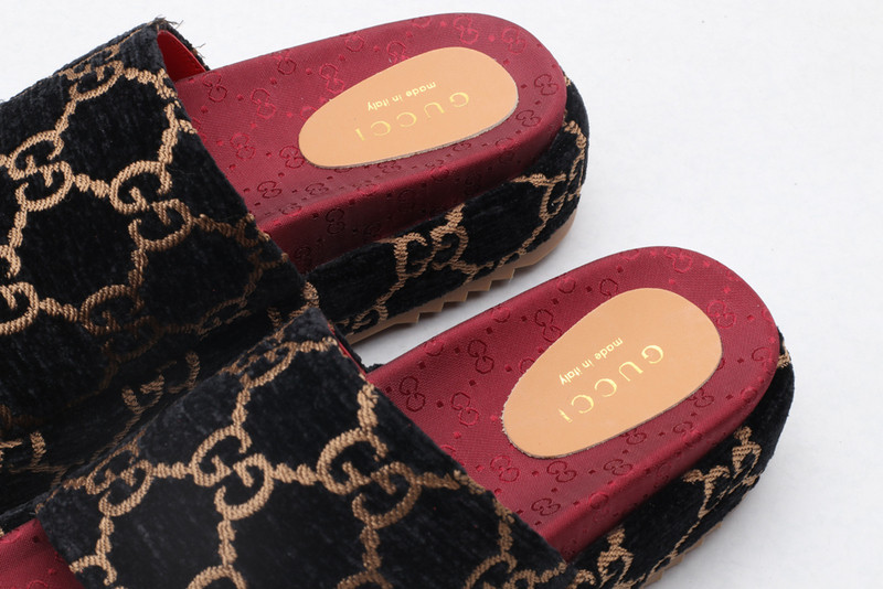 GUC LEATHER SLIDE