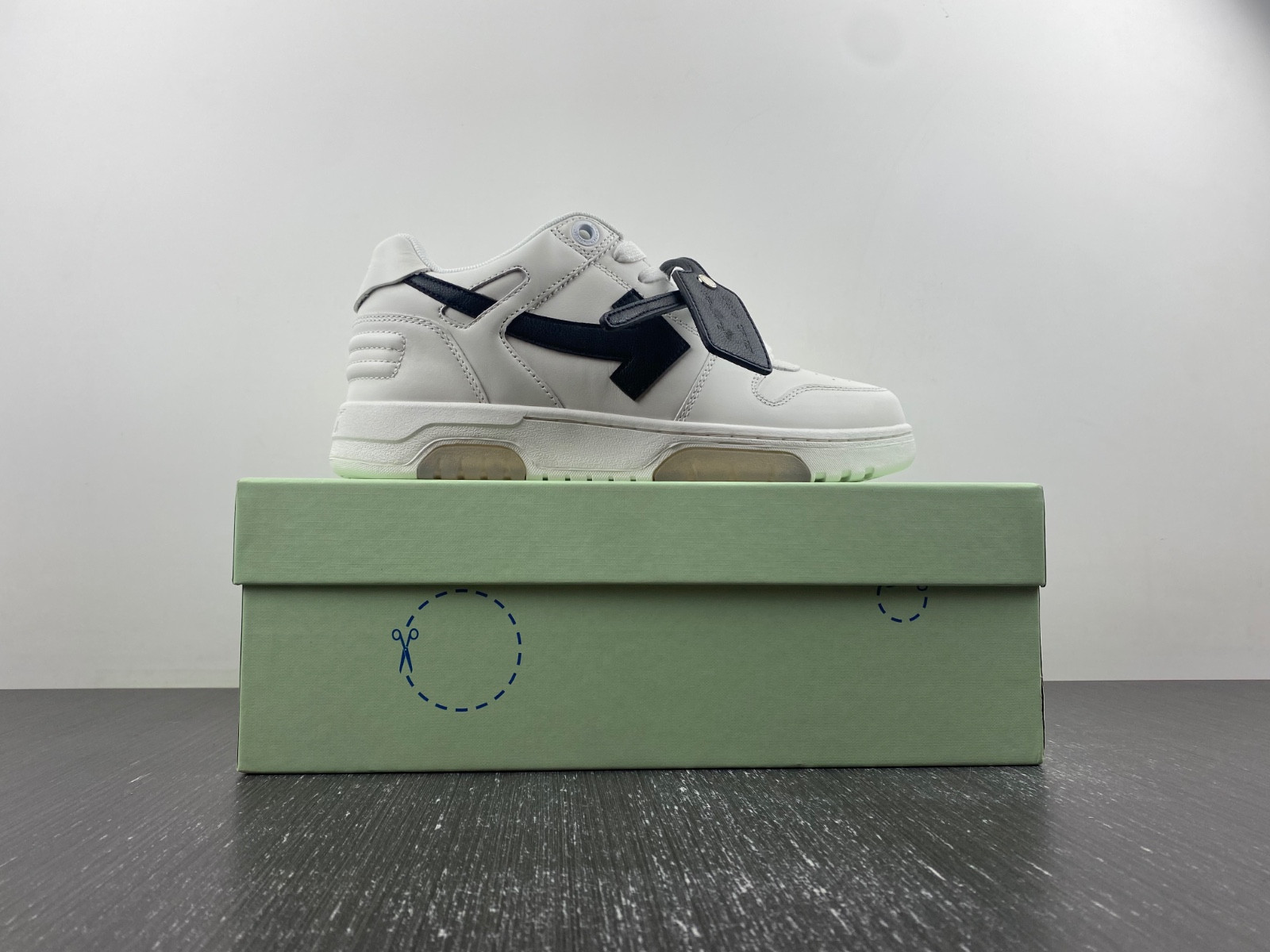 Off-White c/o Virgil Abloh