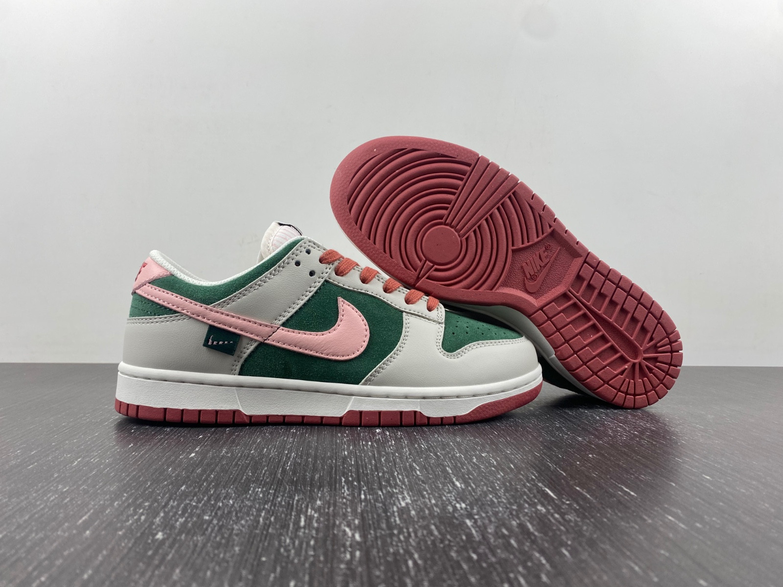 Wmns Dunk Low SE
