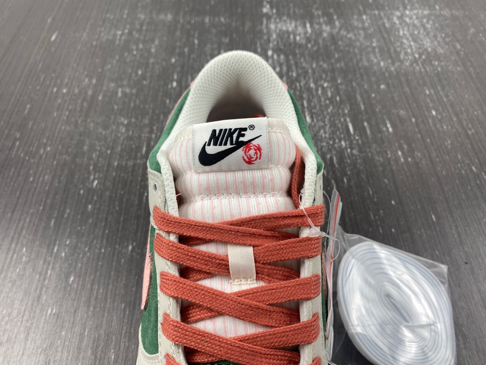 Wmns Dunk Low SE
