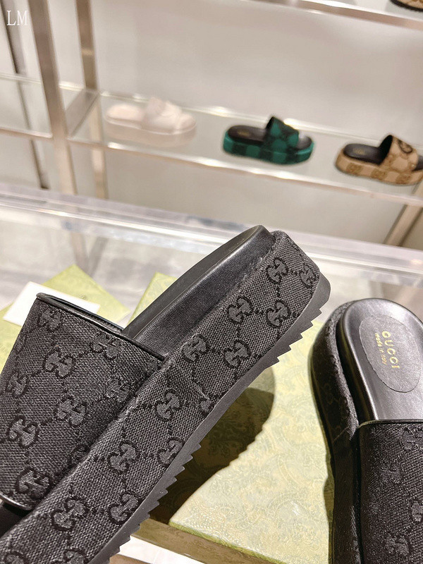 GUC LEATHER SLIDE