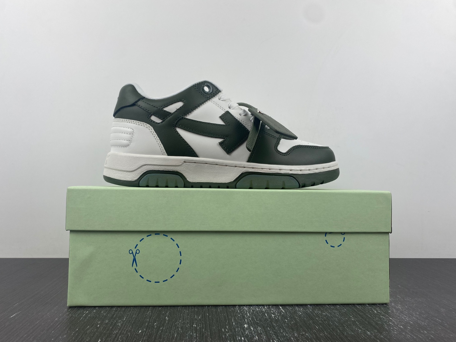 Off-White c/o Virgil Abloh