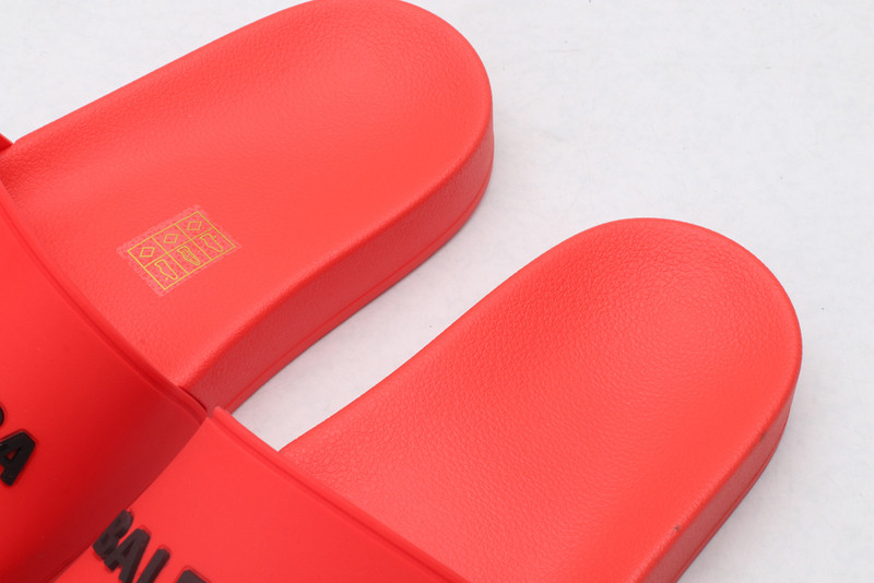 Ba*len*cia*ga red slides