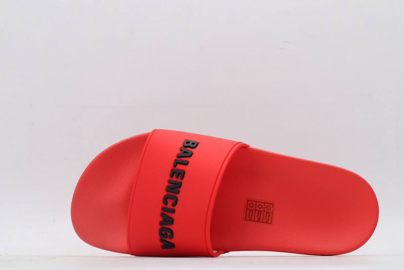 Ba*len*cia*ga red slides