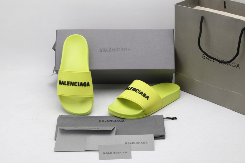 Ba*len*cia*ga green slides