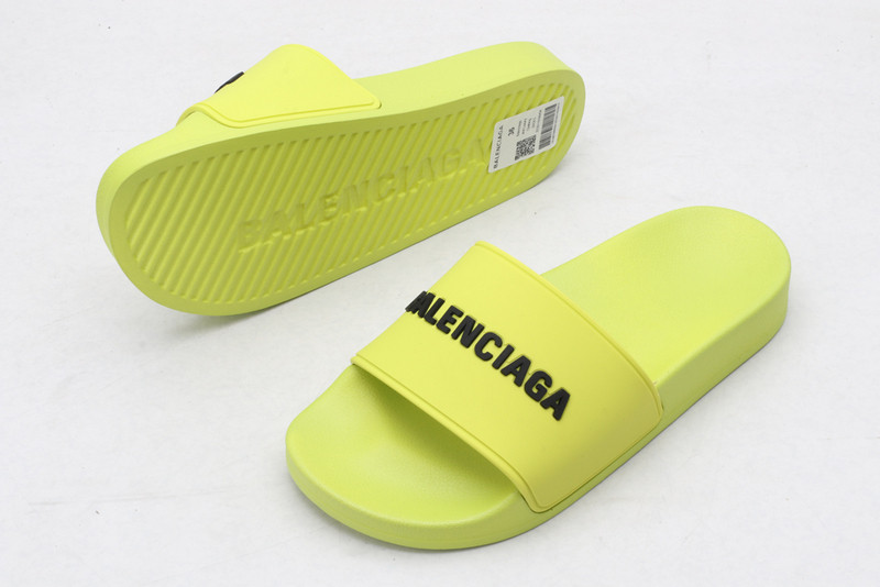 Ba*len*cia*ga green slides