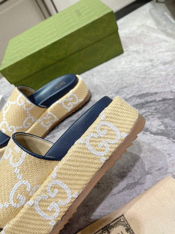 GUC LEATHER SLIDE
