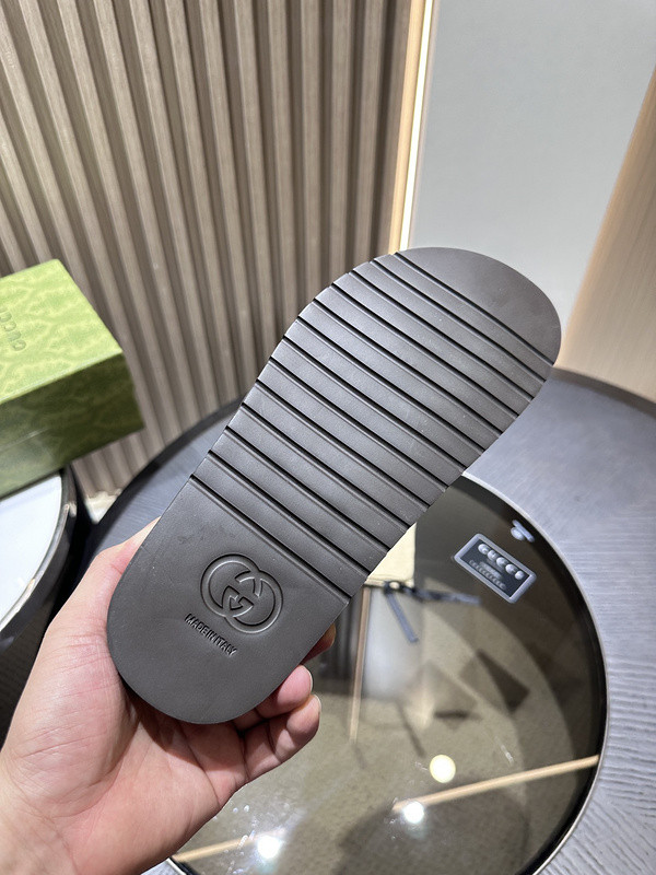 GUC LEATHER SLIDE