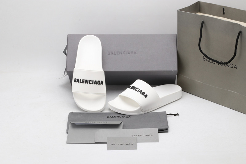Ba*len*cia*ga white slides