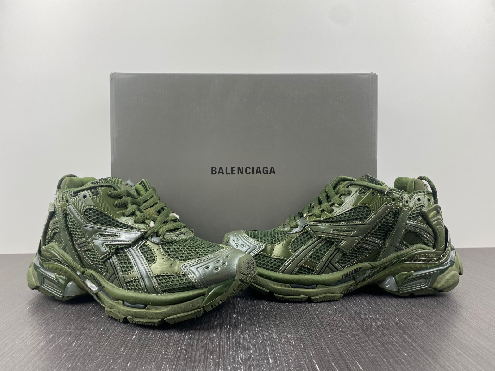 Ba*len*cia*ga runner 677402 w1rn3 2025