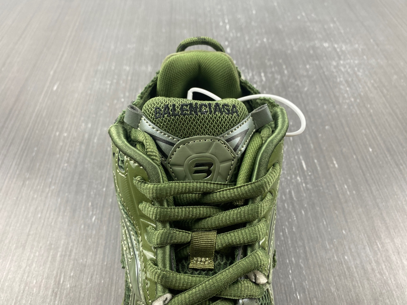 Ba*len*cia*ga runner 677402 w1rn3 2025