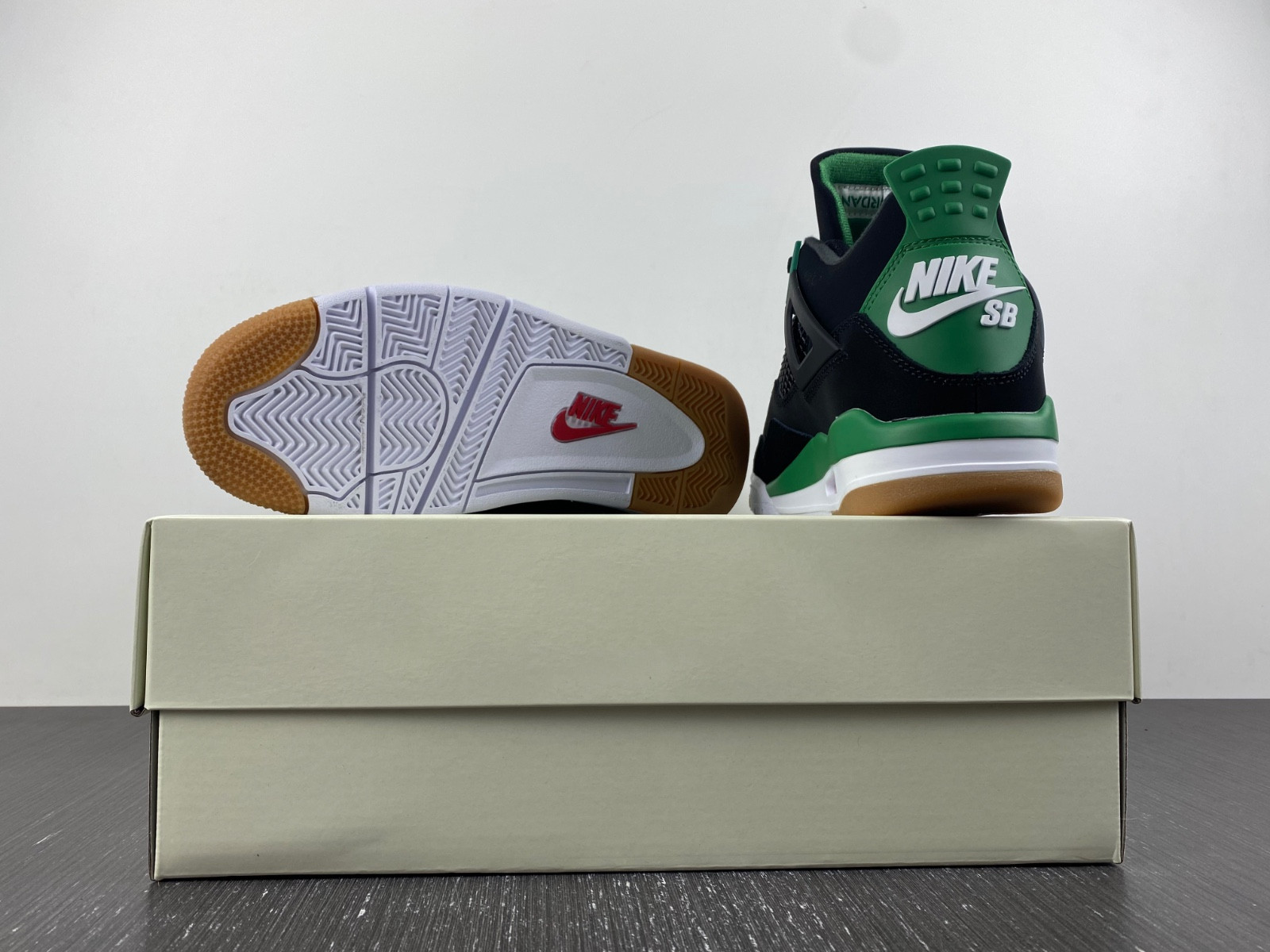 NIKE SB X AIR JORDAN 4 DR5415-030