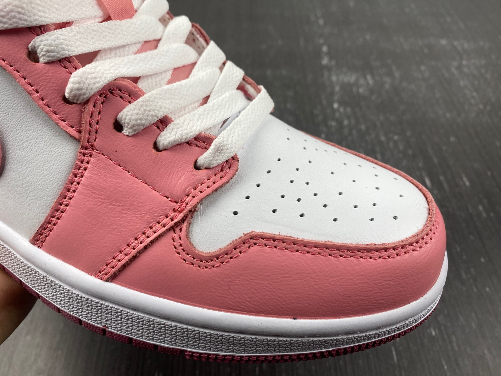 Jordan 1 Mid Valentine