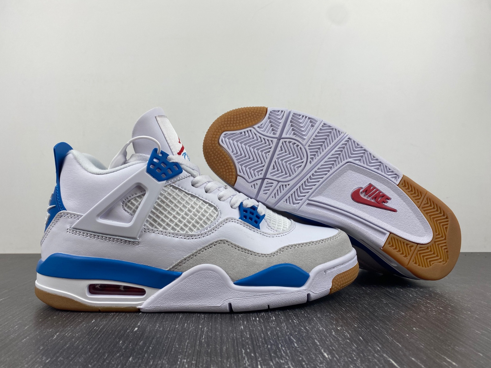 NIKE SB X AIR JORDAN 4 DR5415-104