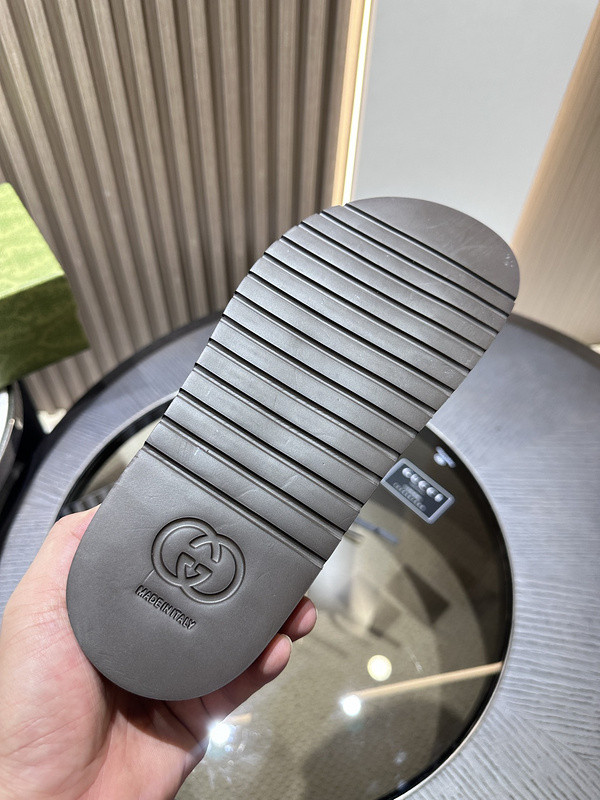 GUC LEATHER SLIDE
