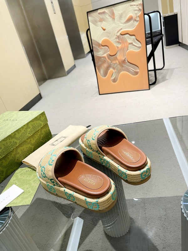 GUC LEATHER SLIDE