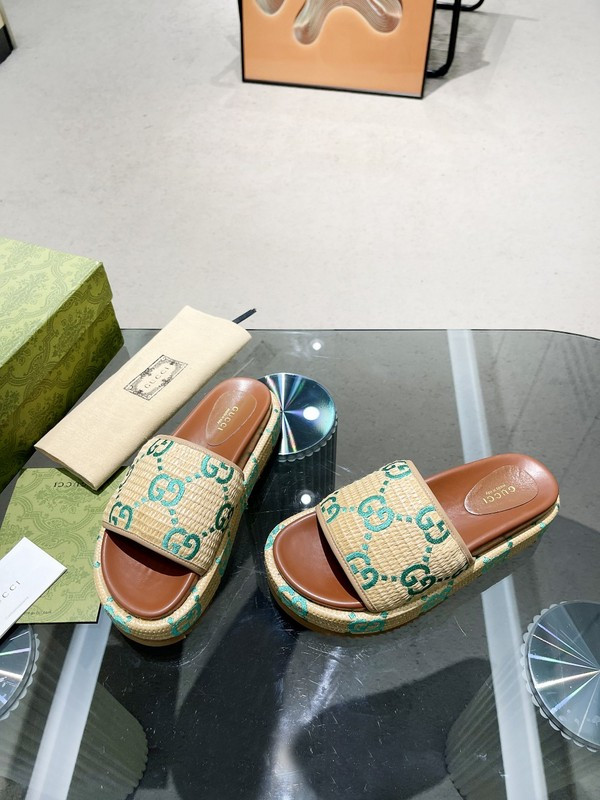 GUC LEATHER SLIDE